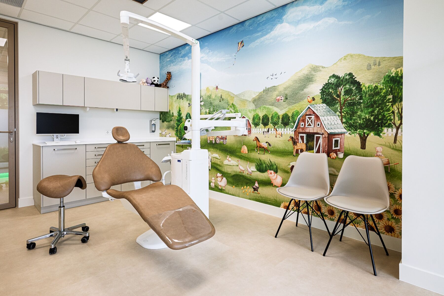 Gerealiseerde kindertandheelkamer met illustratieve wand